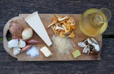 Kantarel-risotto-on-wood