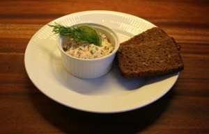 Laksesalat på rugbrød