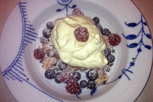 Vinterhave med makroner, bær og råcreme