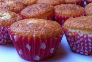 muffins med rabarber og marcipan